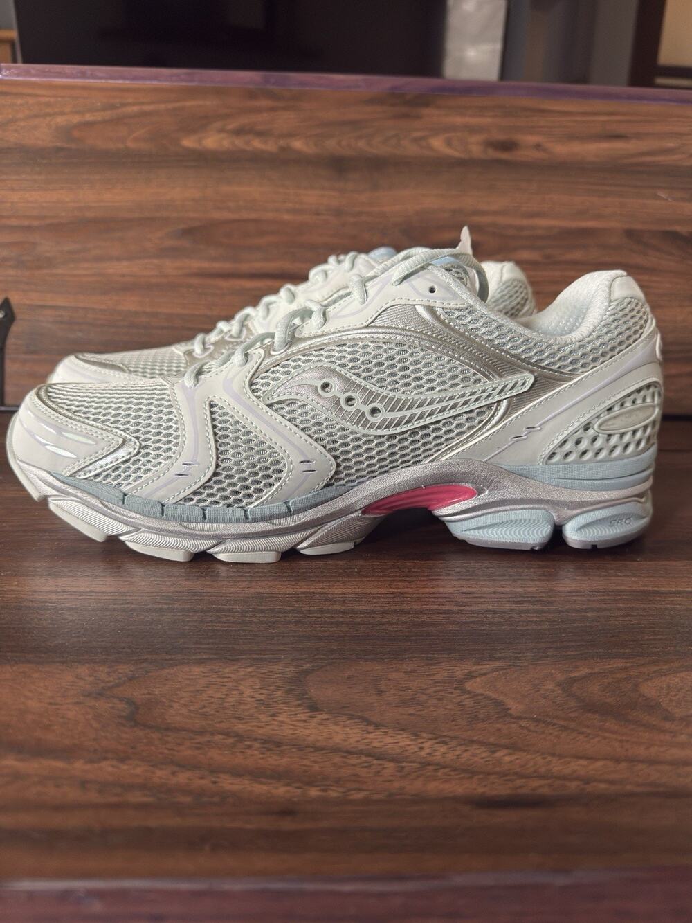 NEW Saucony ProGrid Triumph 4 Party Pack Men’s 13 / Women’s 14.5 Running
